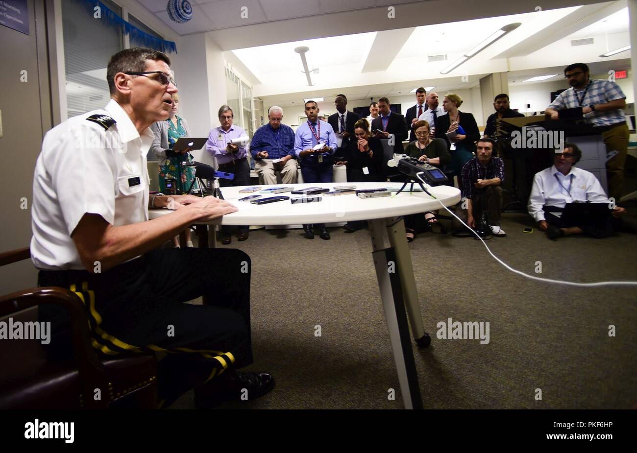 L'armée américaine le général Joseph Votel, commandant du Commandement central américain, parle à la presse au Pentagone à Washington, D.C., July 08, 2018. Banque D'Images