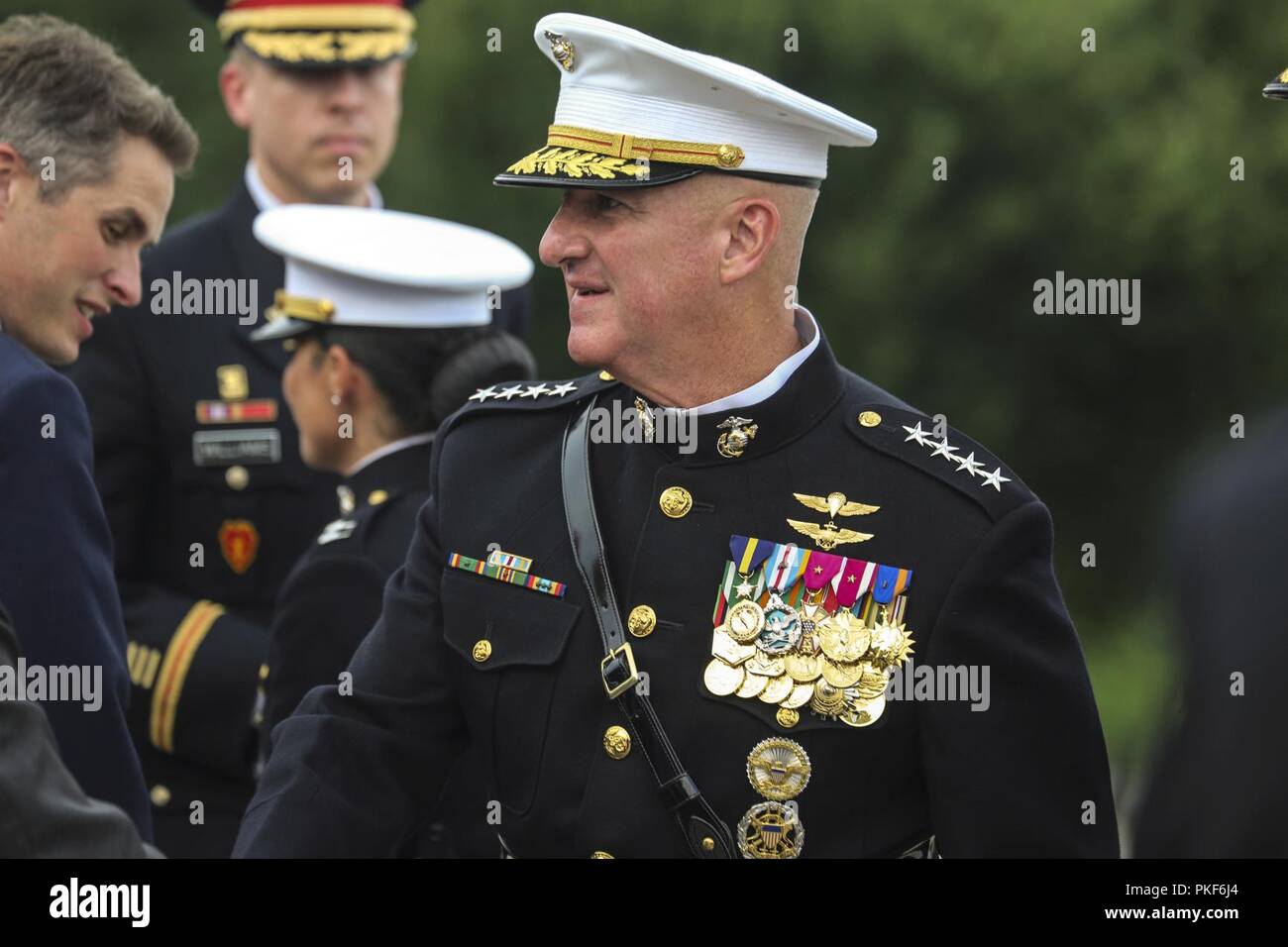 Général Glenn M. Walters, commandant adjoint du Corps des Marines, accueille le visiteur au cours d'une Parade au coucher du soleil mardi au Lincoln Memorial, Washington D.C., 7 août 2018. L'invité d'honneur pour la parade était le très honorable Gavin Williamson, député, secrétaire d'État à la défense du Royaume-Uni et Walters a été l'accueil officiel. Banque D'Images