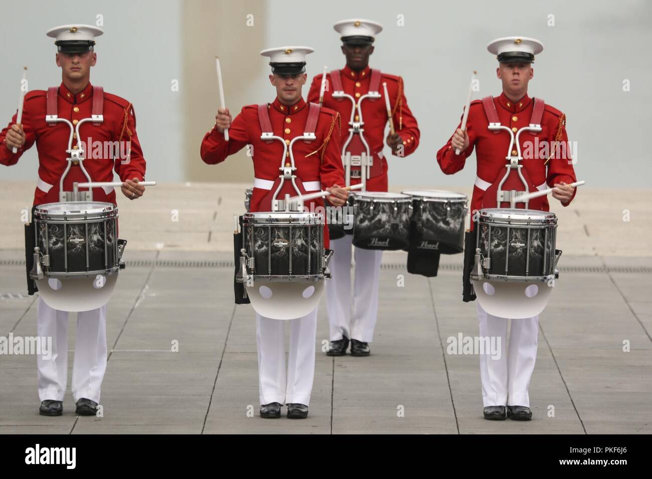 Le tambour avec la ligne "propre" du Commandant de la Marine américaine Drum & Bugle Corps dirige leur "music in motion" au cours d'une séquence de défilé mardi le coucher du soleil au Lincoln Memorial, Washington D.C., 7 août 2018. L'invité d'honneur pour la parade était le très honorable Gavin Williamson, député, secrétaire d'État à la défense du Royaume-Uni et de l'hébergement a été le général Glenn M. Walters, commandant adjoint de la Marine Corps. Banque D'Images