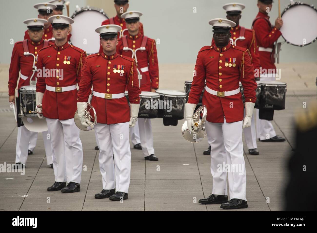 Marines avec "le propre" du Commandant de la Marine américaine Drum & Bugle Corps mener leurs "music in motion" au cours d'une séquence de défilé mardi le coucher du soleil au Lincoln Memorial, Washington D.C., 7 août 2018. L'invité d'honneur pour la parade était le très honorable Gavin Williamson, député, secrétaire d'État à la défense du Royaume-Uni et de l'hébergement a été le général Glenn M. Walters, commandant adjoint de la Marine Corps. Banque D'Images