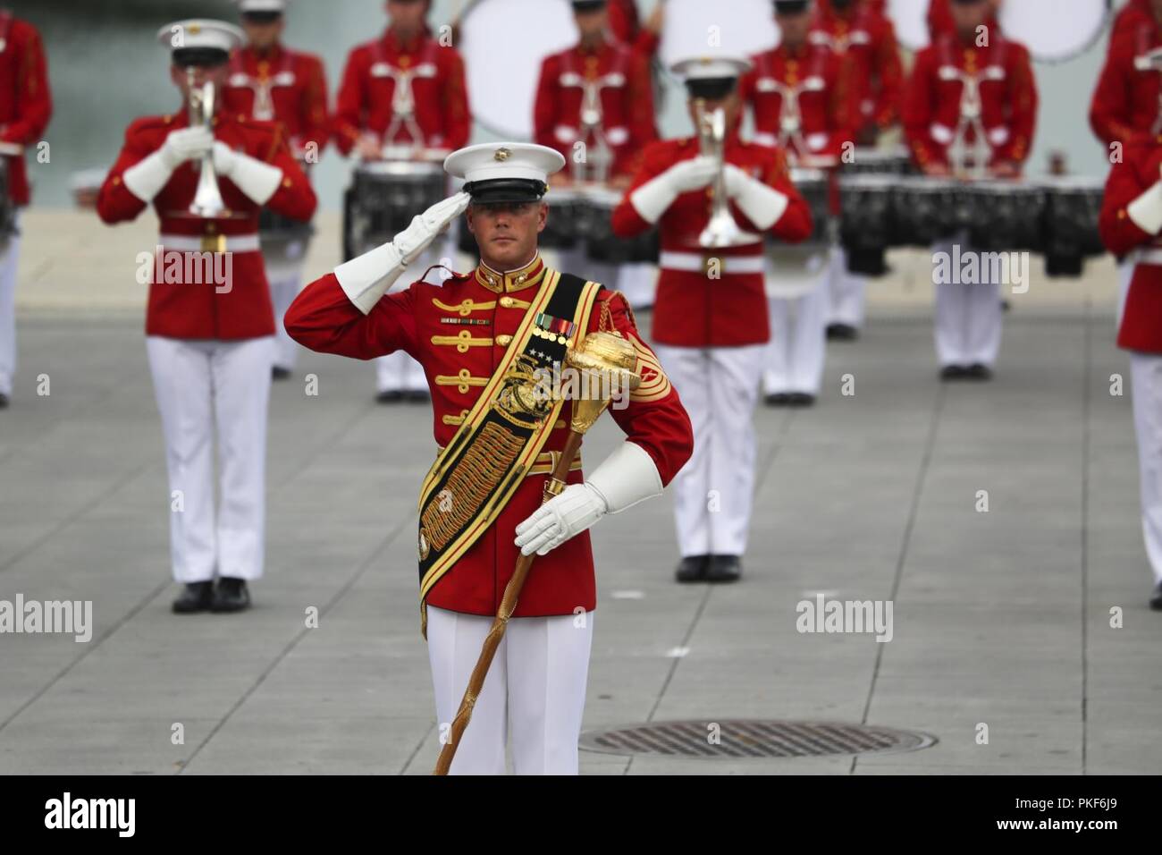 Le sergent-chef. Keith Martinez, sous le tambour-major, commandant du "propre" de la Marine américaine Drum & Bugle Corps salue durant un défilé de soleil mardi au Lincoln Memorial, Washington D.C., 7 août 2018. L'invité d'honneur pour la parade était le très honorable Gavin Williamson, député, secrétaire d'État à la défense du Royaume-Uni et de l'hébergement a été le général Glenn M. Walters, commandant adjoint de la Marine Corps. Banque D'Images