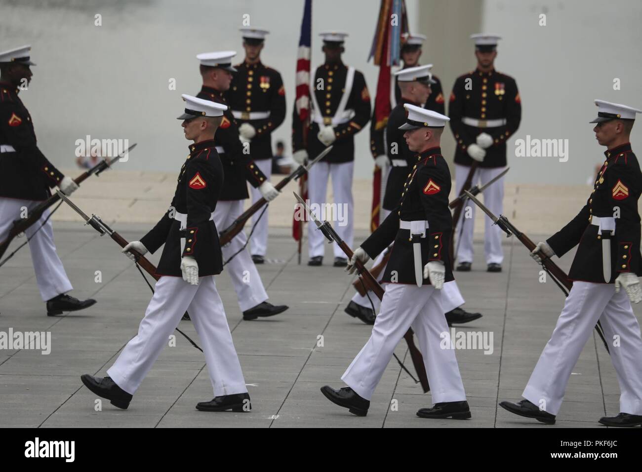 Marines avec le Corps des Marines américains exécuter silencieuse de fusil de précision mouvements de drill au cours d'une Parade au coucher du soleil mardi au Lincoln Memorial, Washington D.C., 7 août 2018. L'invité d'honneur pour la parade était le très honorable Gavin Williamson, député, secrétaire d'État à la défense du Royaume-Uni et de l'hébergement a été le général Glenn M. Walters, commandant adjoint de la Marine Corps. Banque D'Images