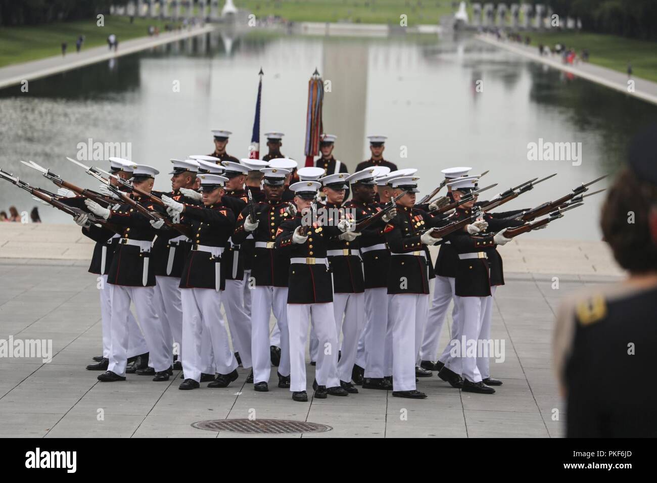 Marines avec le Corps des Marines américains exécuter silencieuse de leur "bombe" de rupture au cours d'une séquence de défilé mardi le coucher du soleil au Lincoln Memorial, Washington D.C., 7 août 2018. L'invité d'honneur pour la parade était le très honorable Gavin Williamson, député, secrétaire d'État à la défense du Royaume-Uni et de l'hébergement a été le général Glenn M. Walters, commandant adjoint de la Marine Corps. Banque D'Images