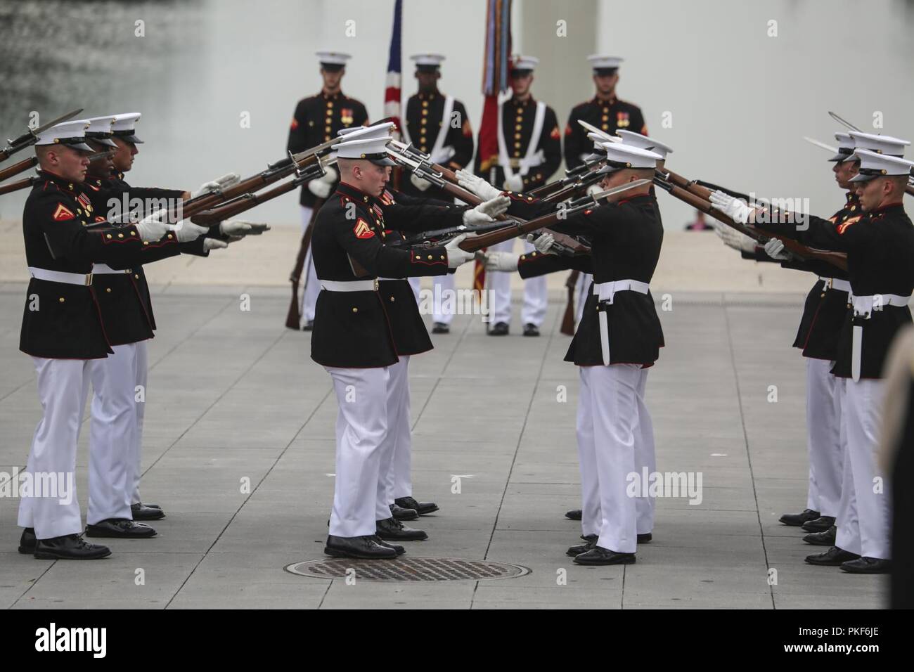 Marines avec le Corps des Marines américains exécuter silencieuse de fusil de précision mouvements de drill au cours d'une Parade au coucher du soleil mardi au Lincoln Memorial, Washington D.C., 7 août 2018. L'invité d'honneur pour la parade était le très honorable Gavin Williamson, député, secrétaire d'État à la défense du Royaume-Uni et de l'hébergement a été le général Glenn M. Walters, commandant adjoint de la Marine Corps. Banque D'Images