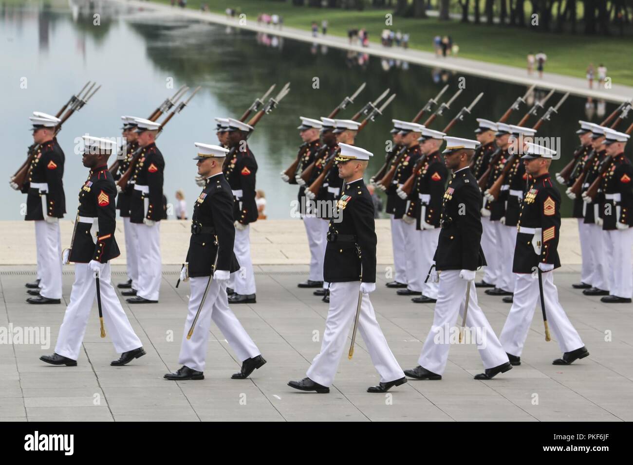 Marines avec la caserne de Marine Parade personnel marche de Washington D.C. à travers le pont mars parade au cours d'une Parade au coucher du soleil mardi au Lincoln Memorial, Washington D.C., 7 août 2018. L'invité d'honneur pour la parade était le très honorable Gavin Williamson, député, secrétaire d'État à la défense du Royaume-Uni et de l'hébergement a été le général Glenn M. Walters, commandant adjoint de la Marine Corps. Banque D'Images