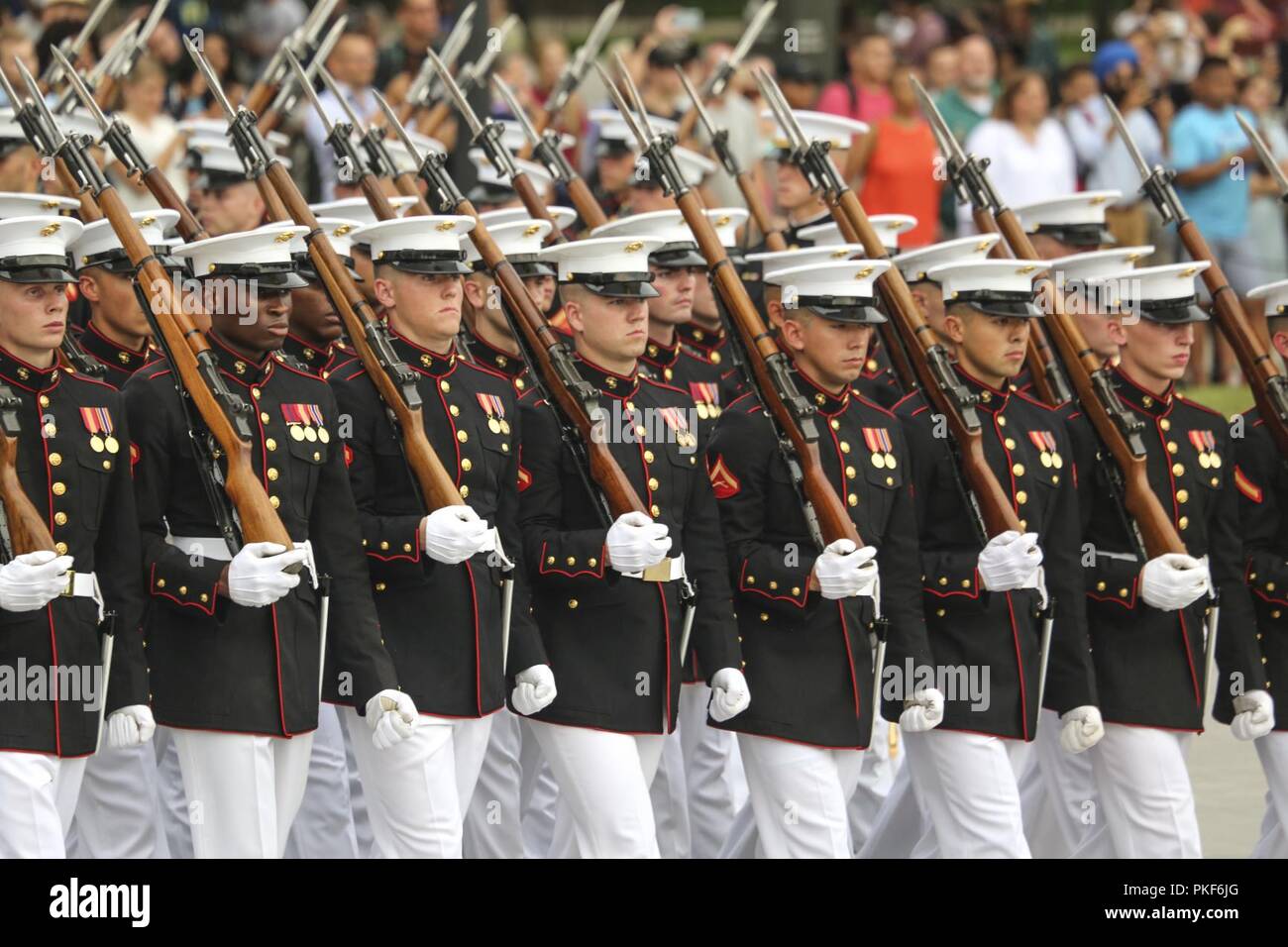 Une compagnie de marche avec Marine Barracks Washington D.C. mars à travers le pont de parade au cours d'une Parade au coucher du soleil mardi au Lincoln Memorial, Washington D.C., 7 août 2018. L'invité d'honneur pour la parade était le très honorable Gavin Williamson, député, secrétaire d'État à la défense du Royaume-Uni et de l'hébergement a été le général Glenn M. Walters, commandant adjoint de la Marine Corps. Banque D'Images