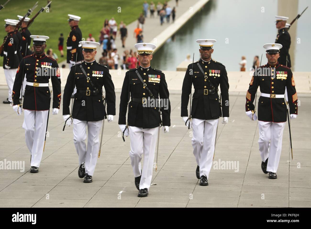 Marines avec la caserne de Marine Parade personnel marche de Washington D.C. à travers le pont mars parade au cours d'une Parade au coucher du soleil mardi au Lincoln Memorial, Washington D.C., 7 août 2018. L'invité d'honneur pour la parade était le très honorable Gavin Williamson, député, secrétaire d'État à la défense du Royaume-Uni et de l'hébergement a été le général Glenn M. Walters, commandant adjoint de la Marine Corps. Banque D'Images