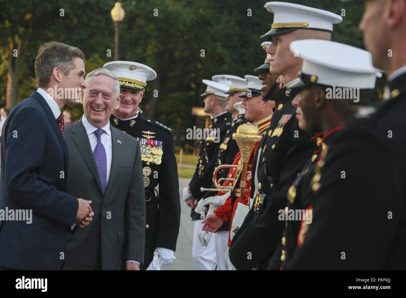De gauche à droite : Le Très Honorable Gavin Williamson, député, secrétaire d'État à la défense du Royaume-Uni, Secrétaire James N. Mattis, Ministère de la Défense et le général Glenn M. Walters, commandant adjoint de la Marine Corps des Marines salue lors d'une Parade au coucher du soleil mardi au Lincoln Memorial, Washington D.C., 7 août 2018. Williamson a été l'invité d'honneur et Walters a été l'accueil pour le défilé officiel. Banque D'Images