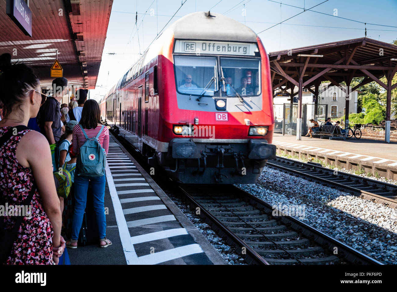 À Mullheim, Baden-Wurttemberg, Allemagne - 30 juillet 2018 : DB train régional de Bâle (Suisse) à Offenburg (Allemagne) arrivant à Mullheim HBF Banque D'Images