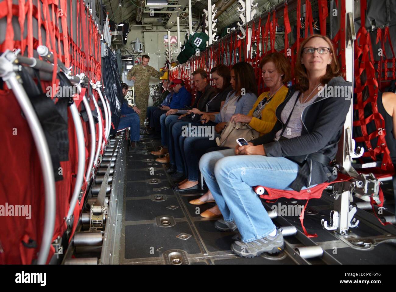 Les employeurs civils prendre place à bord d'un C-130 Hercules et attendent le décollage du 3 août 2018, à la base aérienne Peterson, au Colorado. Les employeurs des réservistes de l'Armée de l'air ont été invités à assister à la journée d'appréciation de l'employeur pour obtenir un instantané de la mission de la réserve à la 302e Airlift Wing, Peterson AFB. Banque D'Images