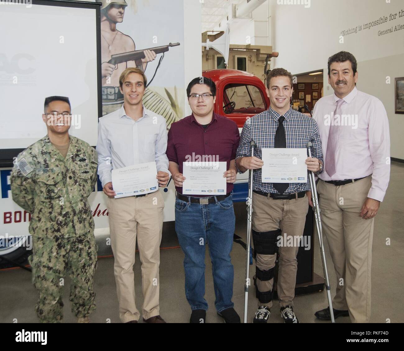 PORT HUENEME, Californie (16 août 2000 3, 2018) - Le Commandement Naval Facilities Engineering (ingénierie) NAVFAC et Centre de guerre expéditionnaire (commandant) EXWC Vince Fonte (à gauche), directeur général (par intérim), et Kail Macias (droite), NAVFAC EXWC directeur technique, présente les certificats de récompense à Naval Surface Warfare Center, Port Hueneme (CDSN) Doctorat stagiaires Logistique James Byrne (deuxième à gauche), Alessandro Guaresti (centre), et Cole Morter (deuxième à droite), en reconnaissance de leurs résultats de recherche et de présentation à des initiatives axées sur le problème de l'engagement puissant et de l'apprentissage dans les FRA Banque D'Images