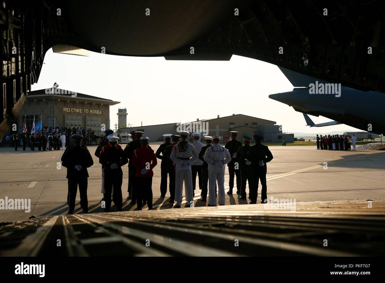 Les forces multinationales travaillent ensemble pour charger le cas de transfert digne sur C-17 air artisanat sur Osan Air Base, au sein de la République de Corée, le 1er août 2018. Le Commandement des Nations Unies a rapatrié 55 cas de demeure retourné par la République populaire démocratique de Corée. Banque D'Images