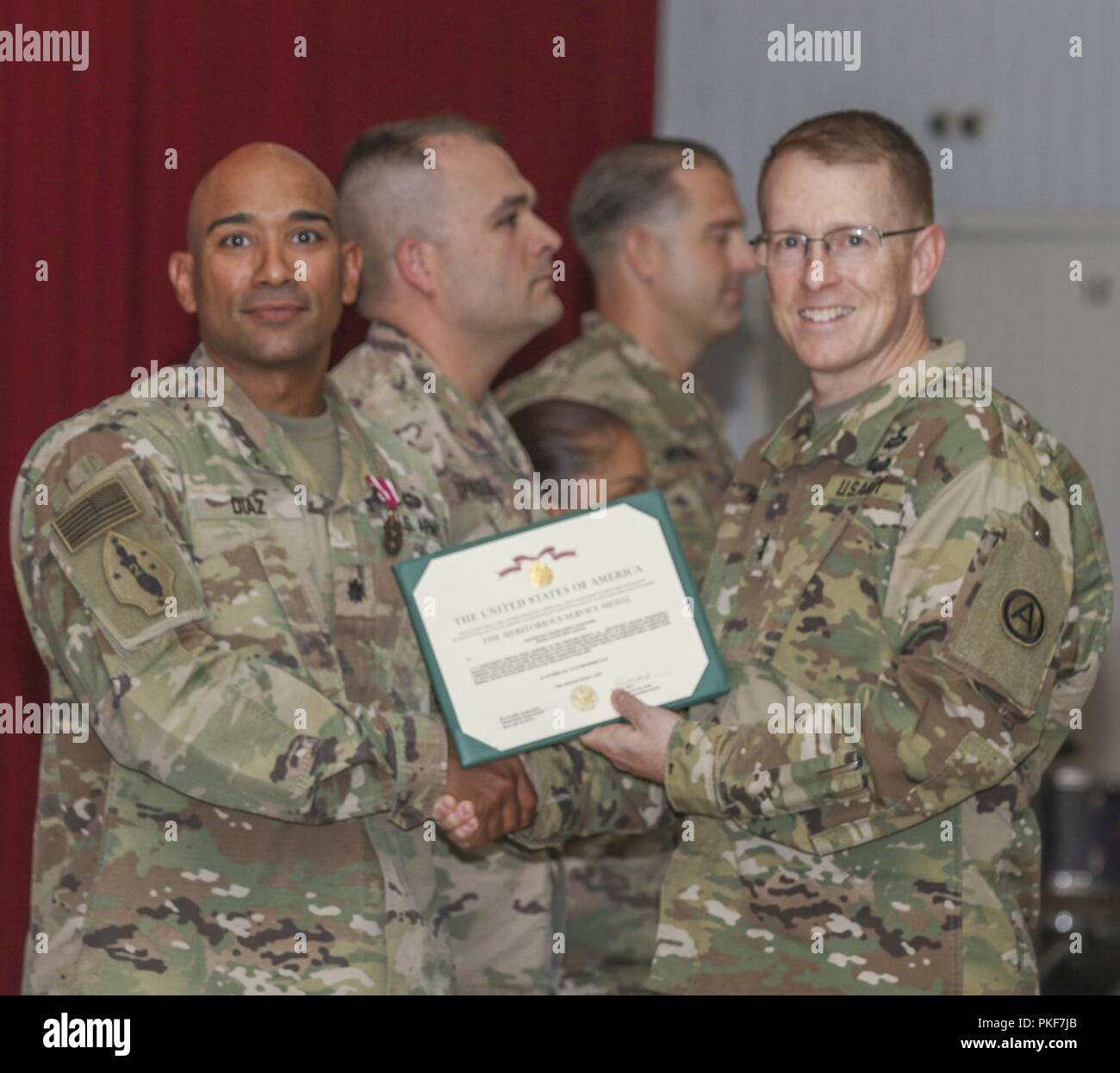 L'Armée américaine, le général David C. Hill, centrale de l'armée américaine, commandant général adjoint présente la Médaille du service méritoire à la U.S. Army Lieutenant-colonel Eddie J. Diaz Rivera au Camp Arifjan, au Koweït, le 6 août 2018. Fin de tour awards favoriser un environnement d'excellence persistantes dans notre armée. Banque D'Images