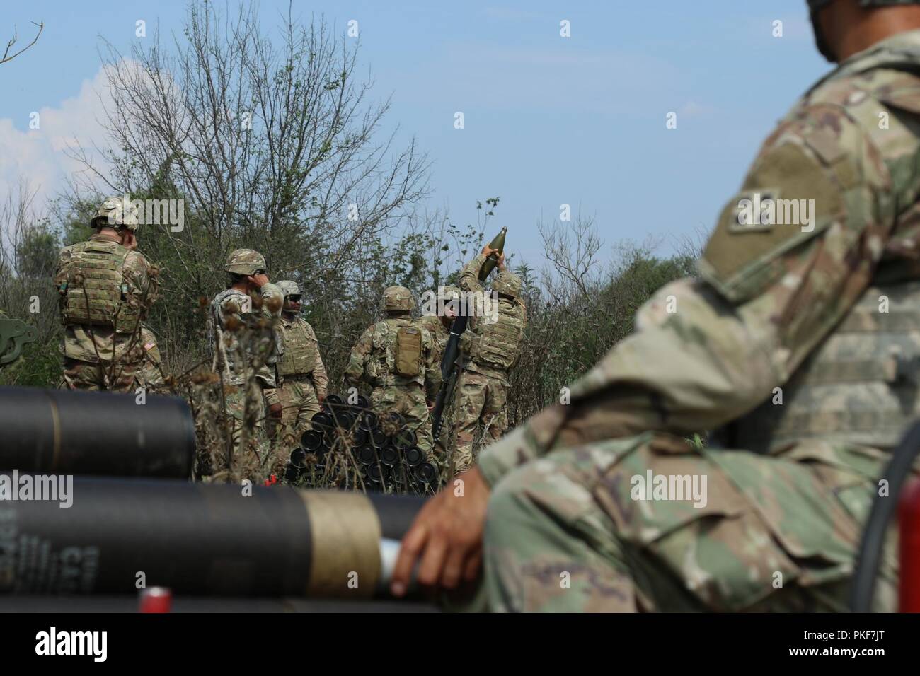 Mortarmen avec le 3e Escadron, 61e Régiment de cavalerie, d'infanterie 2e Brigade Combat Team, 4e Division d'infanterie, le feu outre de mortier pendant la formation de mortier en Macédoine. La formation sera en rotation des groupes d'mortarmen 1 août à août 20. Banque D'Images