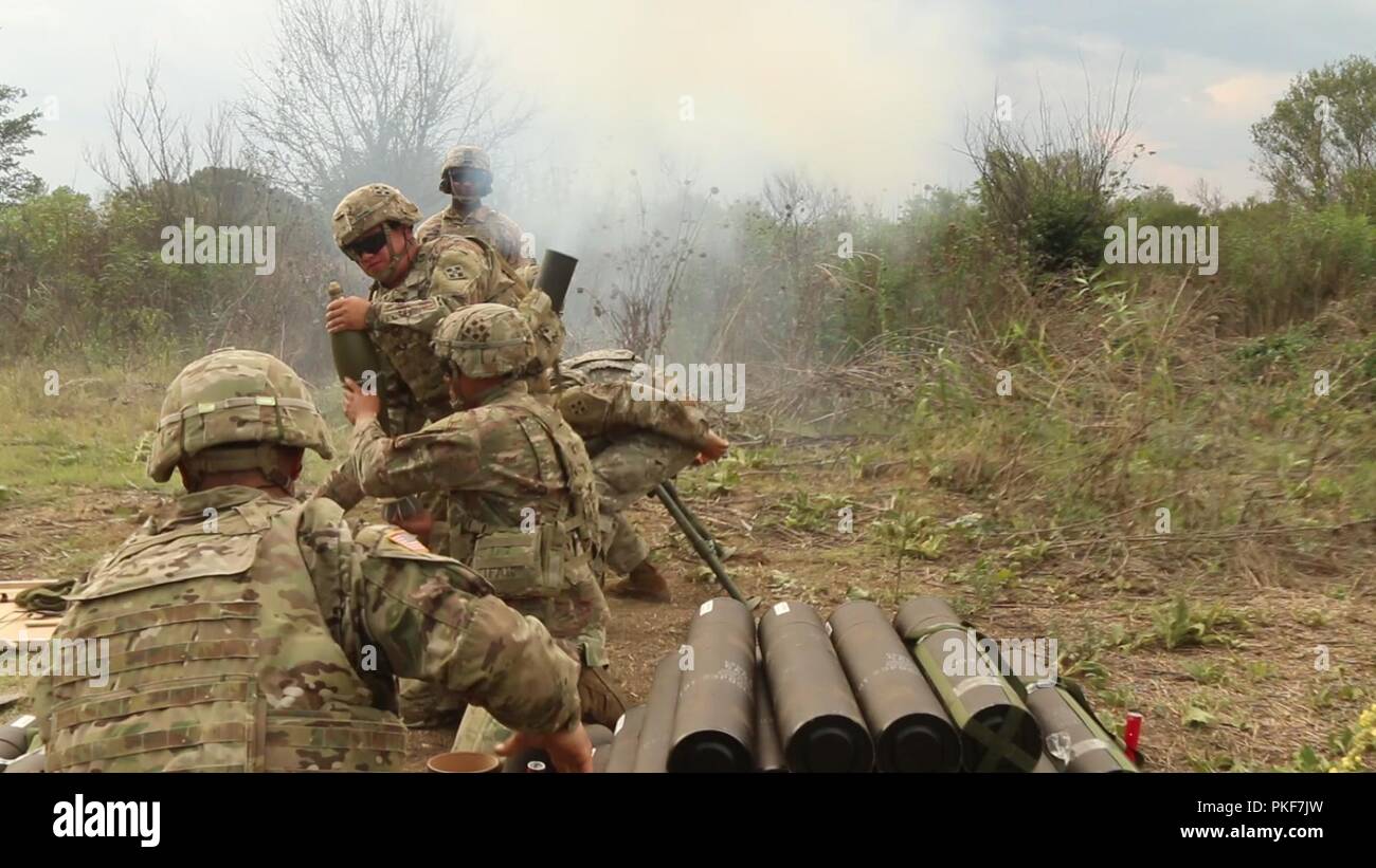 Mortarmen avec le 3e Escadron, 61e Régiment de cavalerie, d'infanterie 2e Brigade Combat Team, 4e Division d'infanterie, le feu outre de mortier pendant la formation en tenue de mortier en Macédoine. La formation sera en rotation des groupes d'mortarmen 1 août à travers le 20 août. Banque D'Images