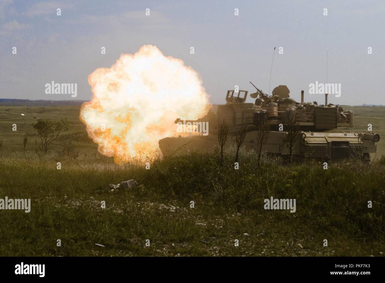 Un M1A2 Abrams tank assigné à Comanche Troop, 1er Escadron, 7e régiment de cavalerie, 1st Armored Brigade Combat Team, 1re Division de cavalerie, d'incendies au cours d'une journée de formation à l'unité d'observation de la zone centrale de formation à Várpalota, Hongrie, 3 août 2018. Troupe Comanche a invité l'Ambassadeur des États-Unis à la Hongrie David B. Cornstein, les maires des villes voisines de la zone d'entraînement, des soldats hongrois et les médias hongrois pour voir des expositions statiques et des démonstrations de véhicules, armes, équipements et capacités. Banque D'Images