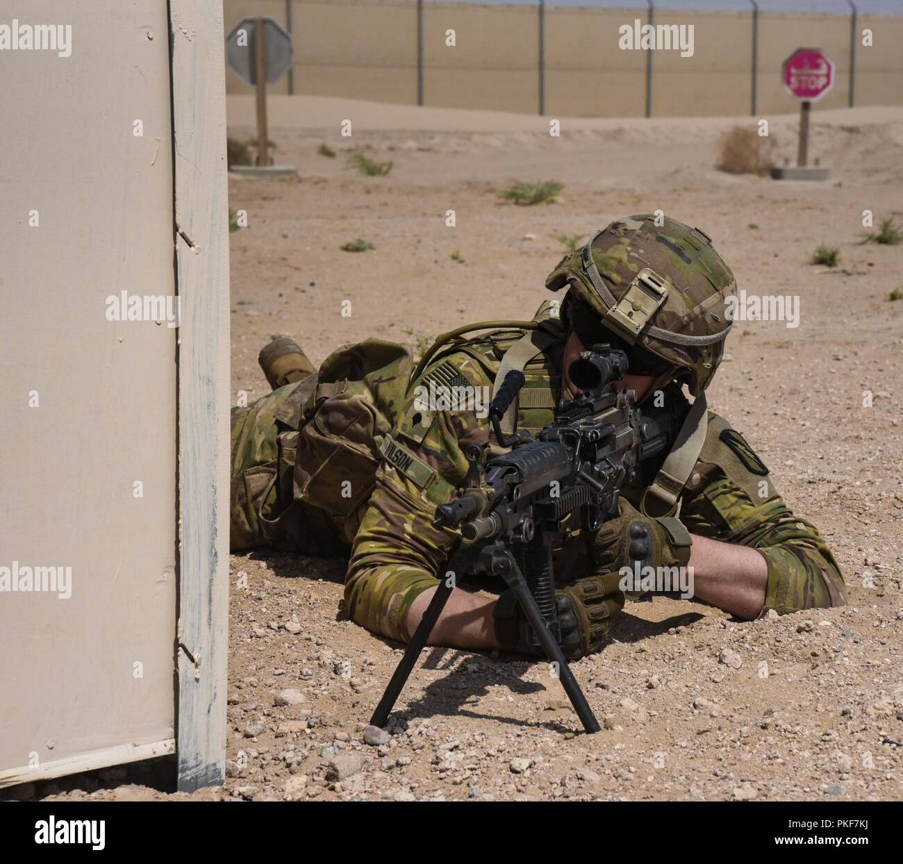 La CPS. Trey Wilson, un fantassin, avec l'entreprise C, 2e Bataillon, 137e Régiment d'infanterie, tire sur la sécurité tout en effectuant un exercice d'entraînement situationnel équipe répétitions au Commandement central de l'Armée Centre de formation de l'état de préparation, Camp Buehring, Koweït, le 8 août 2018. Le 2-137 est déployé au Koweït, dans le cadre de l'opération Bouclier spartiate. Banque D'Images