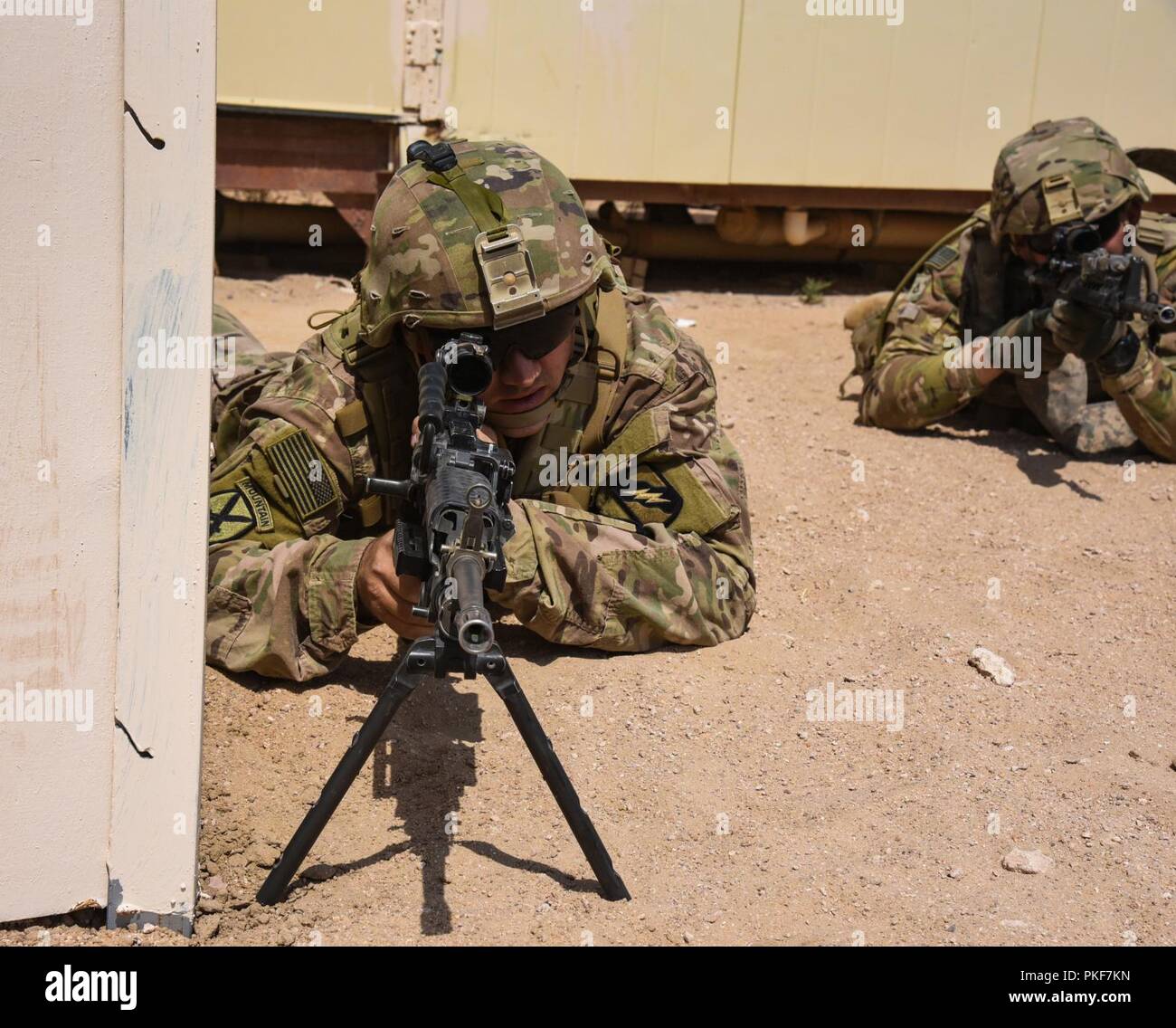Fantassins avec l'entreprise C, 2e Bataillon, 137e Régiment d'infanterie, tirez sur la sécurité tout en effectuant un exercice d'entraînement situationnel équipe répétitions au Commandement central de l'Armée Centre de formation de l'état de préparation, Camp Buehring, Koweït, le 8 août 2018. Le 2-137 est déployé au Koweït, dans le cadre de l'opération Bouclier spartiate. Banque D'Images