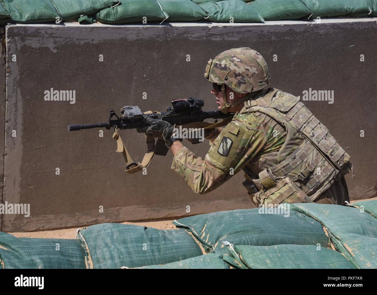 Un fantassin, avec l'entreprise C, 2e Bataillon, 137e Régiment d'infanterie, efface une tranchée au cours d'un exercice d'entraînement situationnel équipe répétitions au Commandement central de l'Armée Centre de formation de l'état de préparation, Camp Buehring, Koweït, le 8 août 2018. Le 2-137 est déployé au Koweït, dans le cadre de l'opération Bouclier spartiate. Banque D'Images