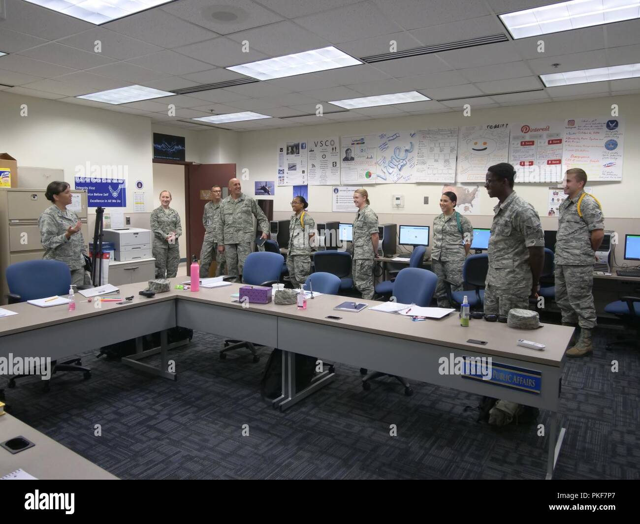 Le colonel Debra A. Lovette, 81e Escadre, la formation initiale s'adresse aux étudiants de l'Armée de l'air entrée dans le journalisme de radio au cours de sa visite à l'École d'information de la Défense à Fort Meade, Maryland, le 25 juillet 2018. L'Armée de l'air les élèves sont membres du détachement 2, 336e Escadron d'entraînement, un détachement de la 336e Escadron d'entraînement à la base aérienne de Keesler, Mississippi. Banque D'Images