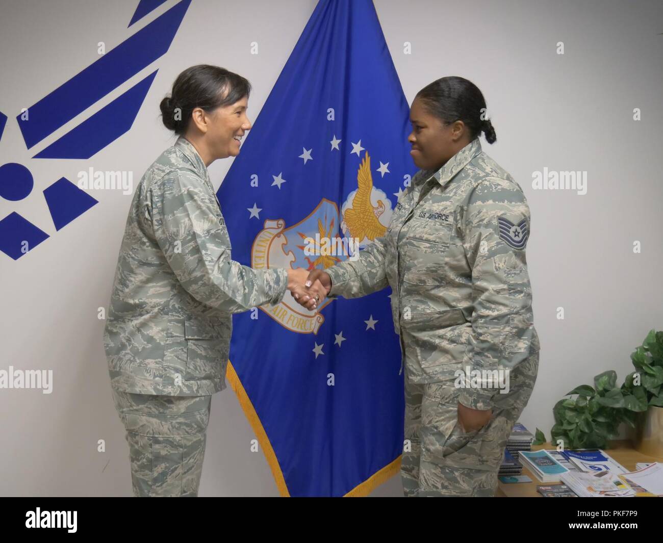 Le colonel Debra A. Lovette, 81e Escadre, formation technique des pièces. Le Sgt. Toni La Justice, 2, 336e Détachement de l'escadron de formation du personnel de soutien du Commandant NCOIC, lors de sa visite à l'Air Force détachement à Fort Meade, Maryland, 25 juillet 2018. Le détachement relève de la 81e TRW. Banque D'Images