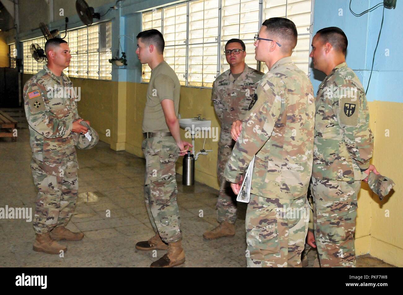 Les membres du 130e bataillon du génie PRNG a travaillé à l'école professionnelle métropolitaine tels Miguel à San Juan, Puerto Rico, d'effectuer des réparations et l'entretien en tant que service communautaire avant le début de la nouvelle période scolaire, du 7 au 9 août. Le groupe 45, composé de soldats de la 215e EN Co. (verticale) et la 892e MRBC, travaillé sur les espaces verts, réparé la plomberie endommagée et les connexions électriques, la pression à la chaux et des allées et bâtiments réparés à l'intérieur de plafonds acoustiques des salles de classe. Une partie du groupe a été chargé à ramasser et transporter la végétation et les débris laissés par l'H Banque D'Images