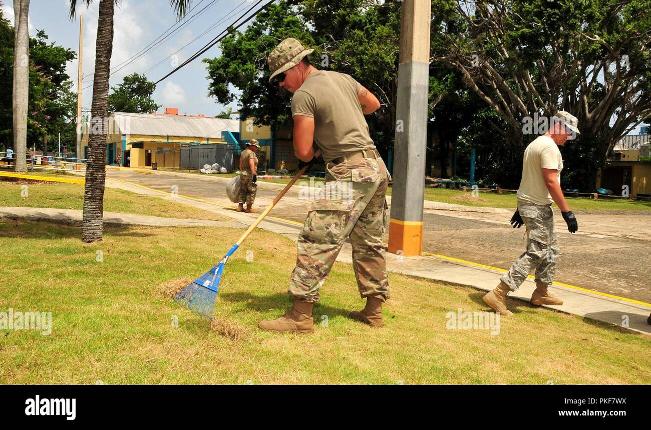 Les membres du 190e bataillon du génie PRNG a travaillé à l'école professionnelle métropolitaine tels Miguel à San Juan, Puerto Rico, d'effectuer des réparations et l'entretien en tant que service communautaire avant le début de la nouvelle période scolaire, du 7 au 9 août. Le groupe 45, composé de soldats de la 215e EN Co. (verticale) et la 892e MRBC, travaillé sur les espaces verts, réparé la plomberie endommagée et les connexions électriques, la pression à la chaux et des allées et bâtiments réparés à l'intérieur de plafonds acoustiques des salles de classe. Une partie du groupe a été chargé à ramasser et transporter la végétation et les débris laissés par l'H Banque D'Images