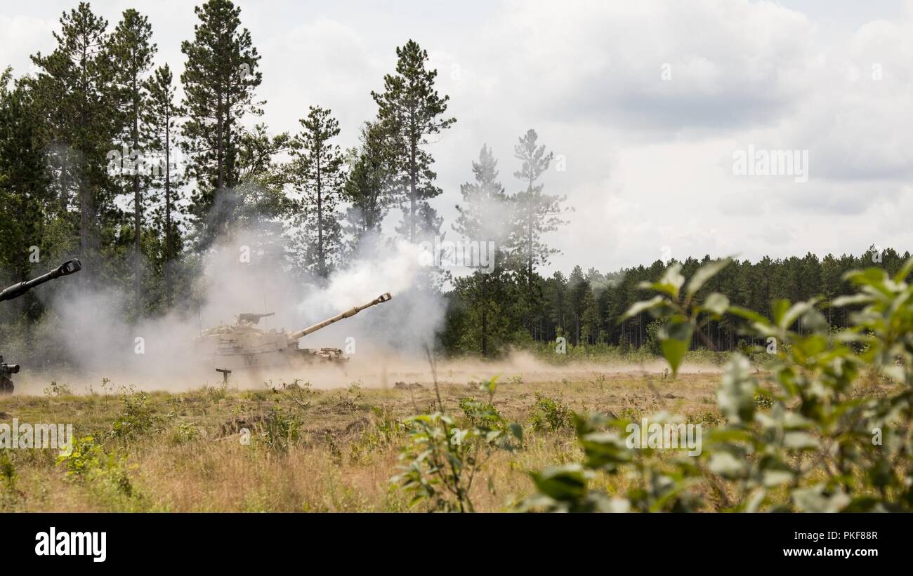 L'OMBRE DU CAMP, Mich., membres de l'équipage avec pile C, 1er Bataillon, 201e, d'artillerie de la Garde nationale de la Virginie de l'Ouest, le feu un obusier M109A7 lors de l'exercice Northern Strike au Camp Grayling, Mich., du 8 aout 2018. Le 201e FA fournit des opérations d'appui-feu au cours de l'interarmes multinationales conjointes exercice de tir réel. Banque D'Images