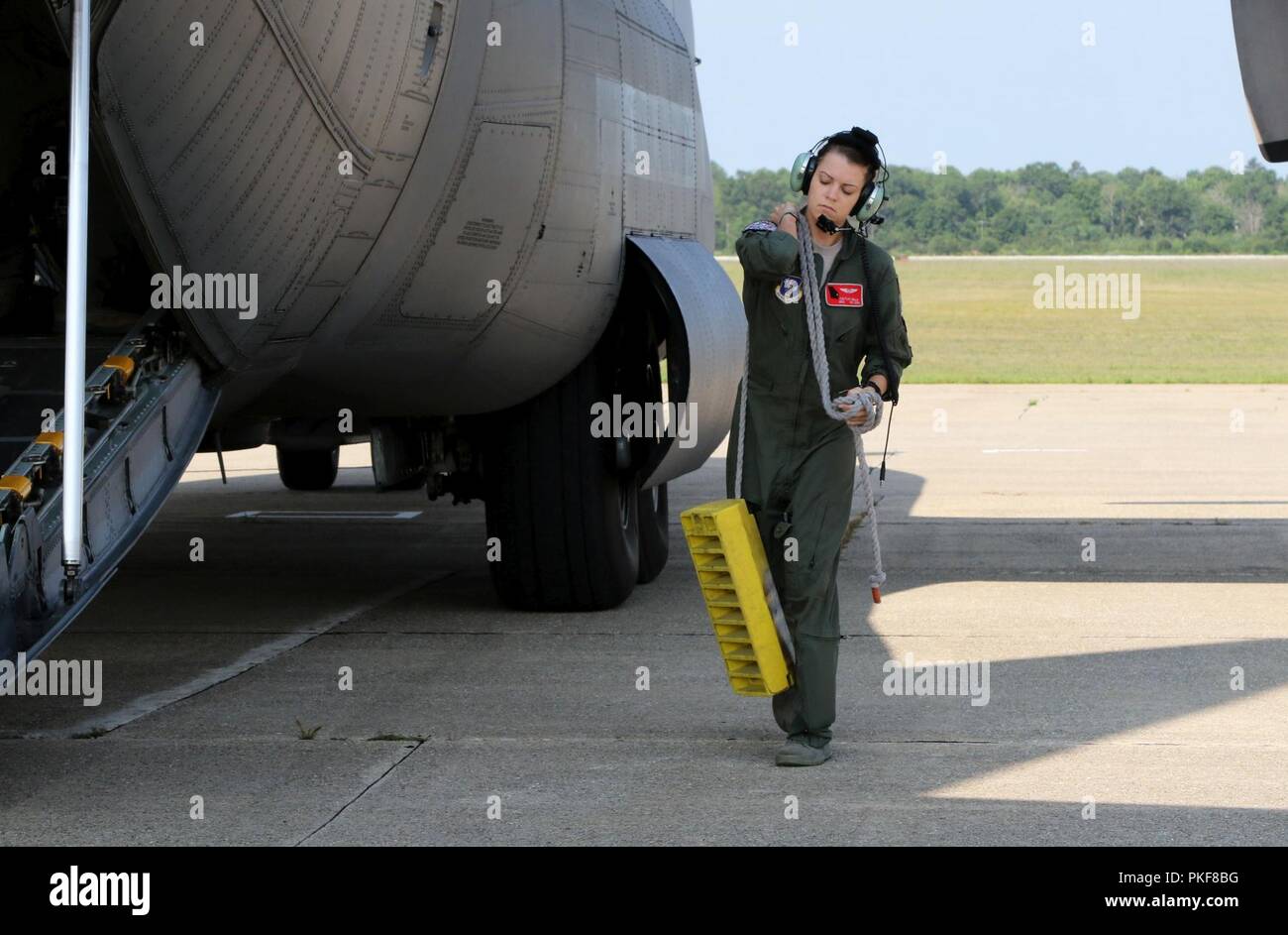 Airman Senior Caitlin Mills, arrimeur dans la 165e Airlift Wing, basé à Savannah, Géorgie, tire l'un des verrous de roues qui a été utilisé sur le C-130 qui avait atterri à l'ombre de l'Army Air Field le 8 août 2018. La 165e Airlift Wing ont été à l'aérodrome de Grayling, Michigan aidant le 197th Field Artillery Brigade, batterie siège de Manchester, au New Hampshire, qui participent à la grève du 18 cette année. L'Airlift Wing ont aidé la Brigade en fournissant rapidement mouvement de leurs obusiers sur un terrain difficile. Northern Strike 18, un Banque D'Images