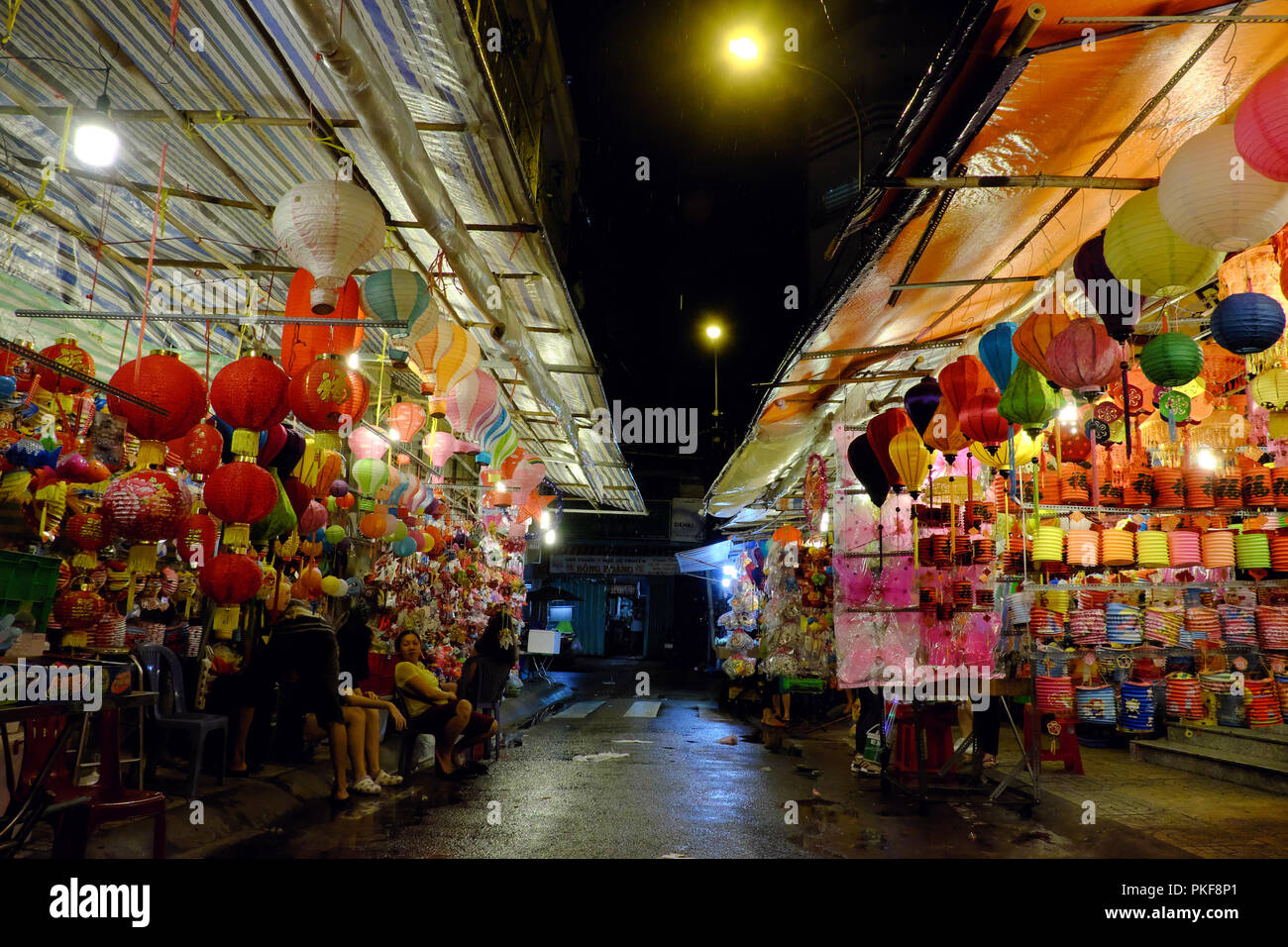 HO CHI MINH ville, VIETNAM- Sept 8, 2018 lanternes colorées : vendre à la rue lanterne pour les enfants au milieu de l'automne, une culture traditionnelle Vietnamien Banque D'Images