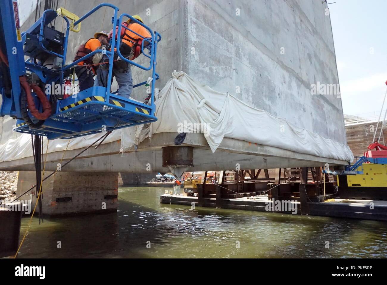 Le U.S. Army Corps of Engineers du District de Nashville et son partenaire entrepreneur Johnson Brothers mettre un 1.3 millions de pound coque en béton en position le 6 août 2018 sur le lit de la rivière en aval sur fin de New York où il fera partie d'un batardeau et éventuellement une partie permanente de la nouvelle écluse paroi pour le Kentucky Lock plus Projet. C'est le premier de 10 obus qui sera placé au cours de la prochaine année. Le verrou est situé au Kentucky Dam, qui est un projet à l'autorité de la vallée du Tennessee Tennessee River mile 22.4. Banque D'Images