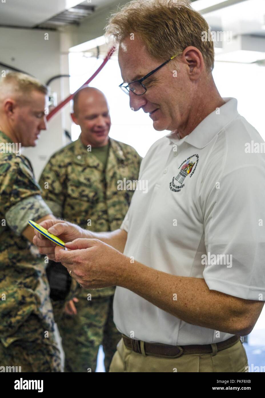 Sous Secrétaire de la marine Thomas B. Modly est présentée une pièce imprimée en 3D conçu par les Marines du 1er Bataillon de maintenance. 1er Groupe logistique maritime, au cours de sa visite au Camp Pendleton, en Californie, le 8 août 2018. Au cours de la visite, Modly a été présenté avec une programmation de la logistique de l'unité et de capacités opérationnelles. Banque D'Images