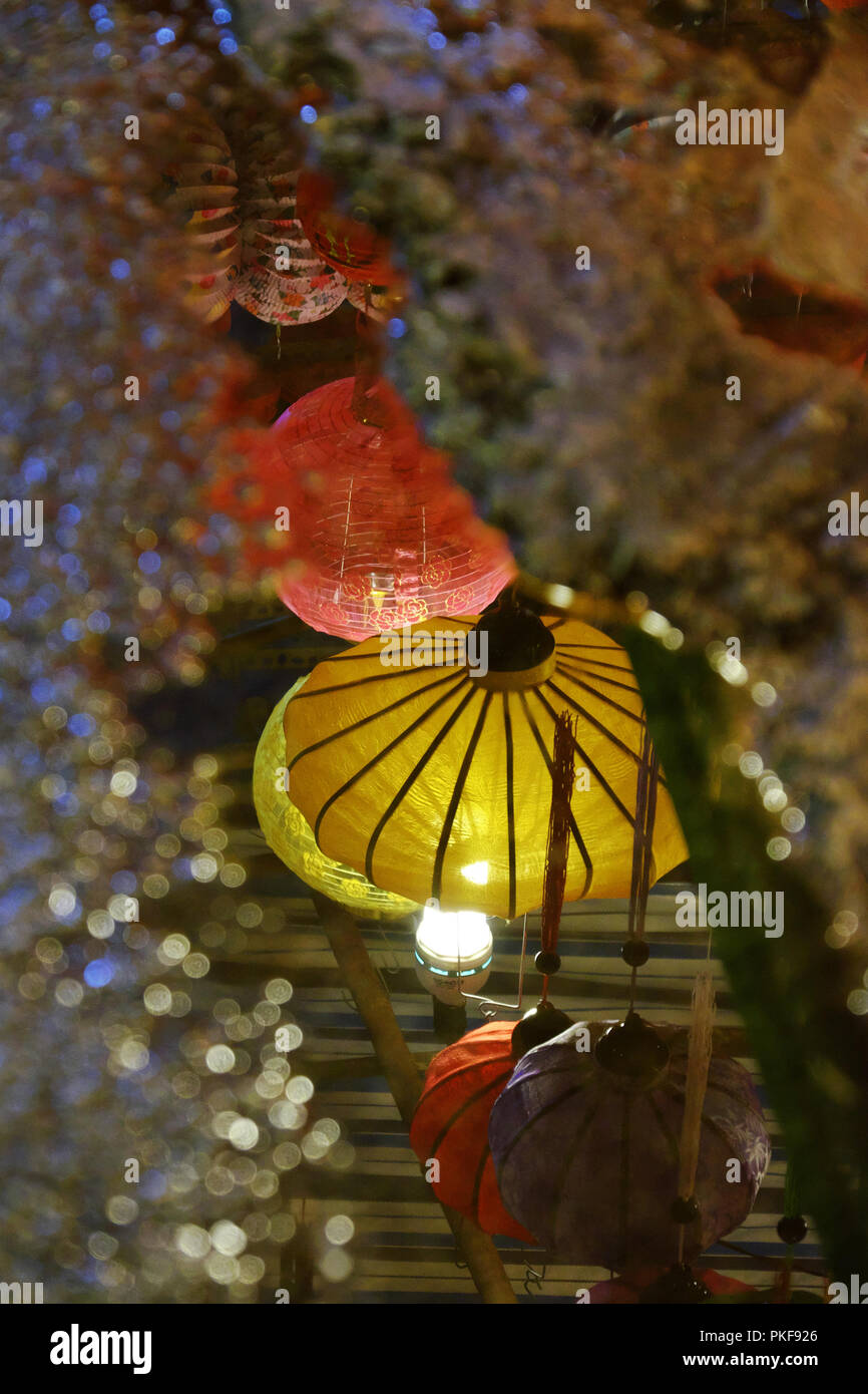 Réfléchir sur l'eau de surface lanternes lanterne faire fond avec amazing bokeh lights Banque D'Images
