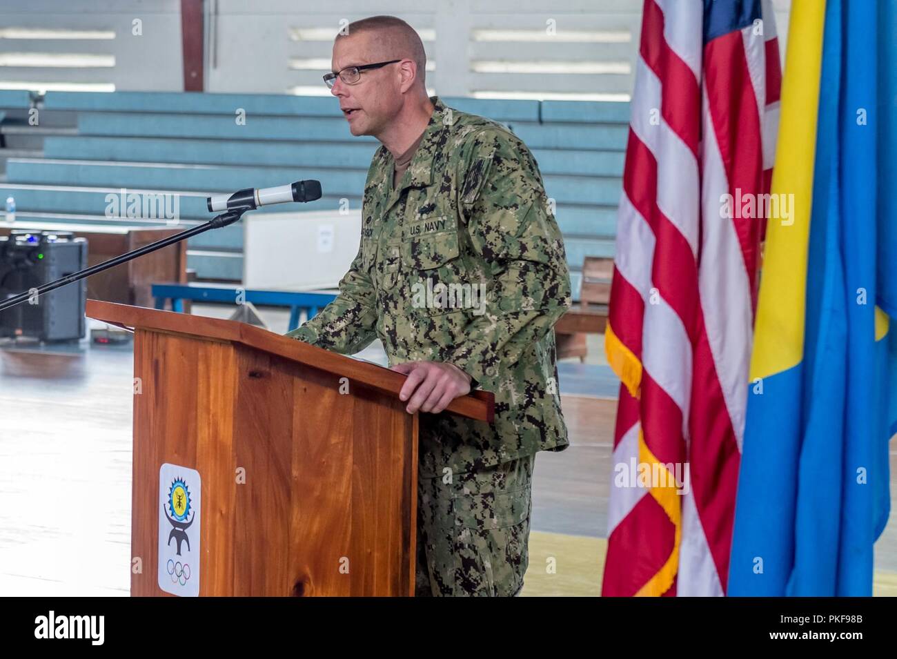 KOROR, Palau (16 août 2000 10, 2018) Le capitaine Steven Stasick, Commodore 30e Régiment de construction navale, donne la parole durant l'équipe d'action civique (CAT) Palau changement de responsable cérémonie. Au cours de la cérémonie, CAT 84-05 l'armée a été relevé par la U.S. Air Force CAT 36-03. L'équipe d'action civique Palau offre soutien à la construction de la nation hôte, assiste et forme des apprentis avec des compétences en ingénierie générale, facilite un programme de sensibilisation médicale et mène des projets de services communautaires. Banque D'Images