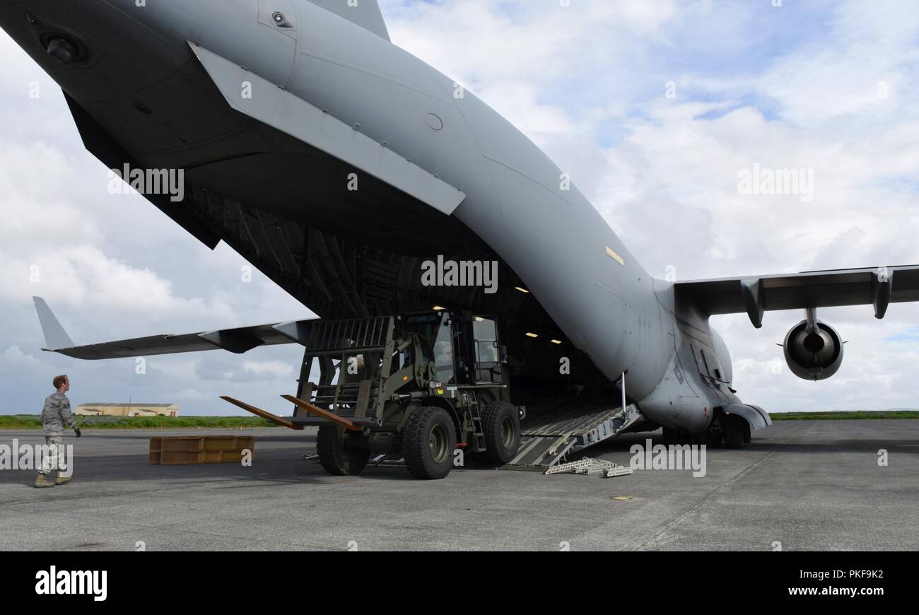 Les lecteurs d'un chariot élévateur à partir d'un C-17 Globemaster III de l'Heavy Airlift Wing Döbrönte, Base aérienne, la Hongrie, l'OTAN au cours de la mission de surveillance de l'air islandaise à la base aérienne de Keflavik, Islande, 31 juillet 2018. L'expéditionnaire 493rd Fighter Squadron transporté dans tout l'équipement nécessaire au fonctionnement de la mission de l'IAS à partir de l'installation. Banque D'Images