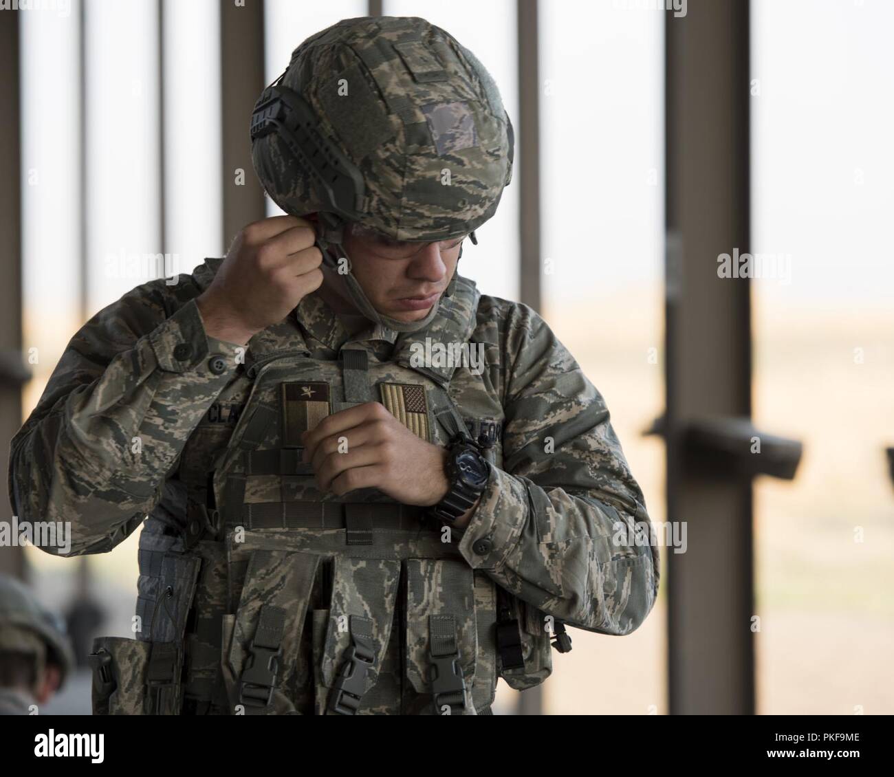2e lieutenant Tryston Clark, 366e Escadron des Forces de sécurité, ajuste son casque antistatique avant de tirer son arme au cours de l'Air Combat Command test de qualification pour le Defender Challenge 2018 Le 30 juin 2018, à Mountain Home Air Force Base, Texas. Ce sera le premier défenseur Défi tenu par la U.S. Air Force en 14 ans. Banque D'Images