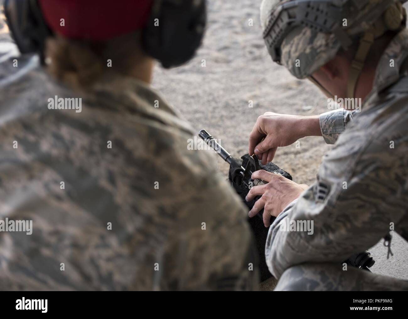 Airman Senior Caleb Houser, 366e Escadron des Forces de sécurité de l'armurier, rend la vue à des corrections sur son arme avant la prochaine phase de tir au cours de l'Air Combat Command test de qualification pour le Defender Challenge 2018 Le 30 juin 2018, à Mountain Home Air Force Base, Texas. Le défi du Défenseur du moral des forces de sécurité soulève des aviateurs en encourageant une concurrence amicale. Banque D'Images