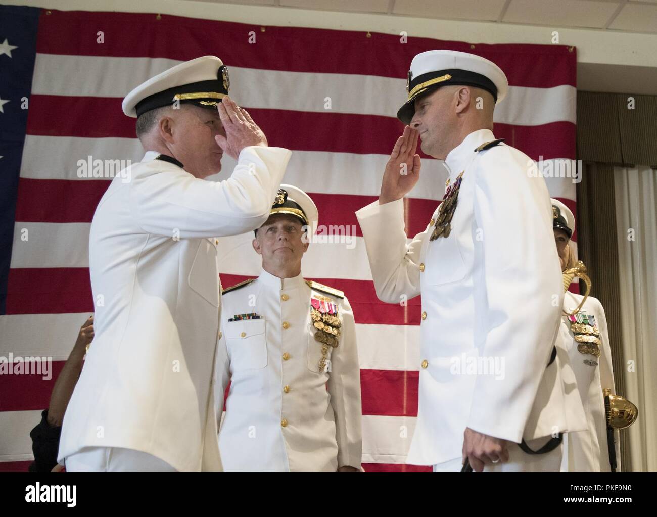 NORFOLK, Virginie (Août 10, 2018) Le capitaine John J. Cummings, droit, prend le commandement de l'USS Gerald R. Ford (CVN 78) du Capitaine Richard C. McCormack, gauche, au cours de la passation de commandement du navire cérémonie à Vista Point. La cérémonie de passation de commandement est une tradition de la Marine au cours de laquelle le transfert de responsabilité, l'autorité et de responsabilité se produit d'un individu à un autre individu. Banque D'Images
