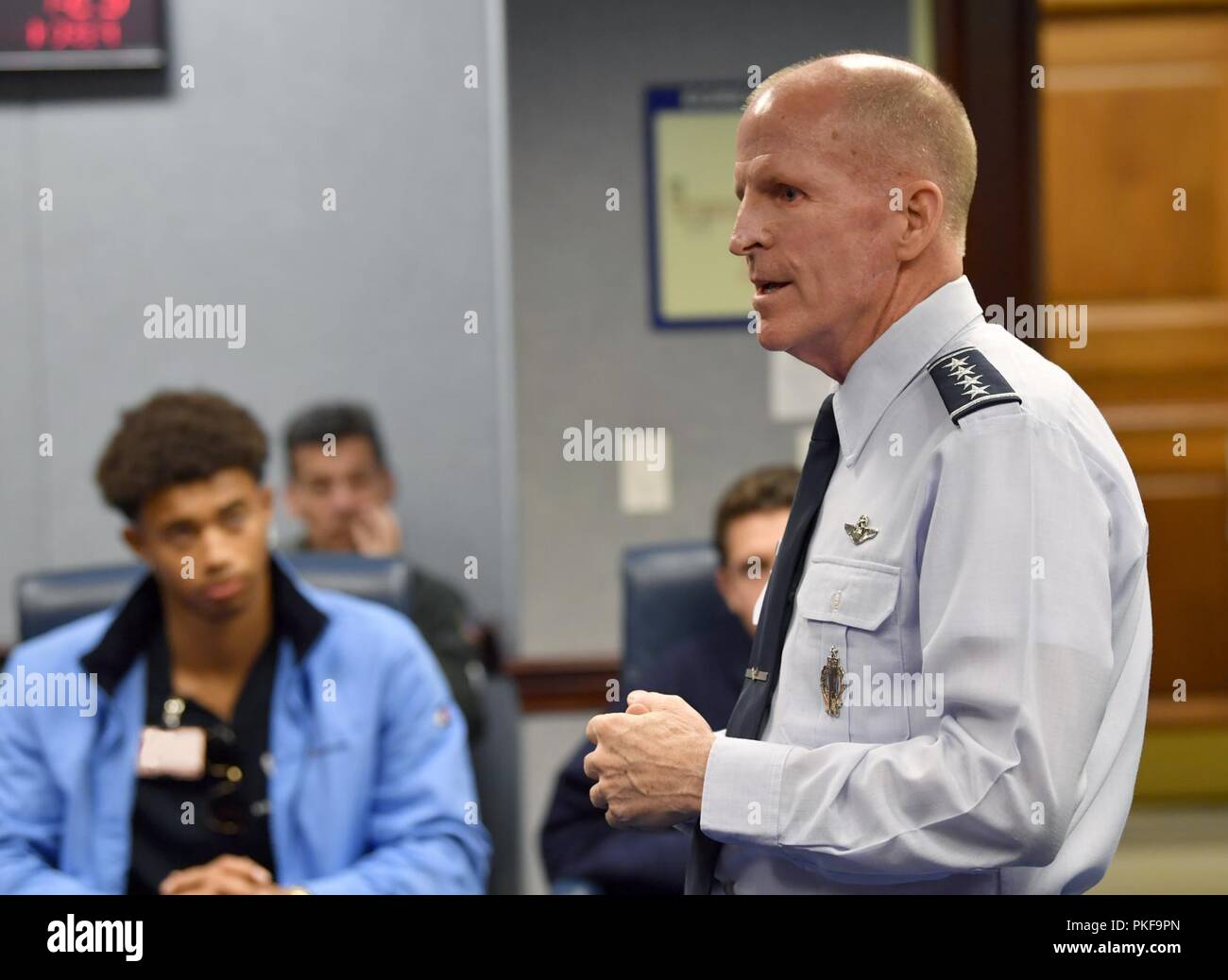 Air Force Vice-chef d'état-major général Stephen W. Wilson parle avec les stagiaires de la formation du caractère de l'aviation du Programme de vol (ACE), Pentagone, Arlington, Va., le 1 août, 2018. L'ACE est un programme de mentorat unique et programme de motivation pour les élèves du secondaire et les cadets de l'Armée de l'air. Banque D'Images