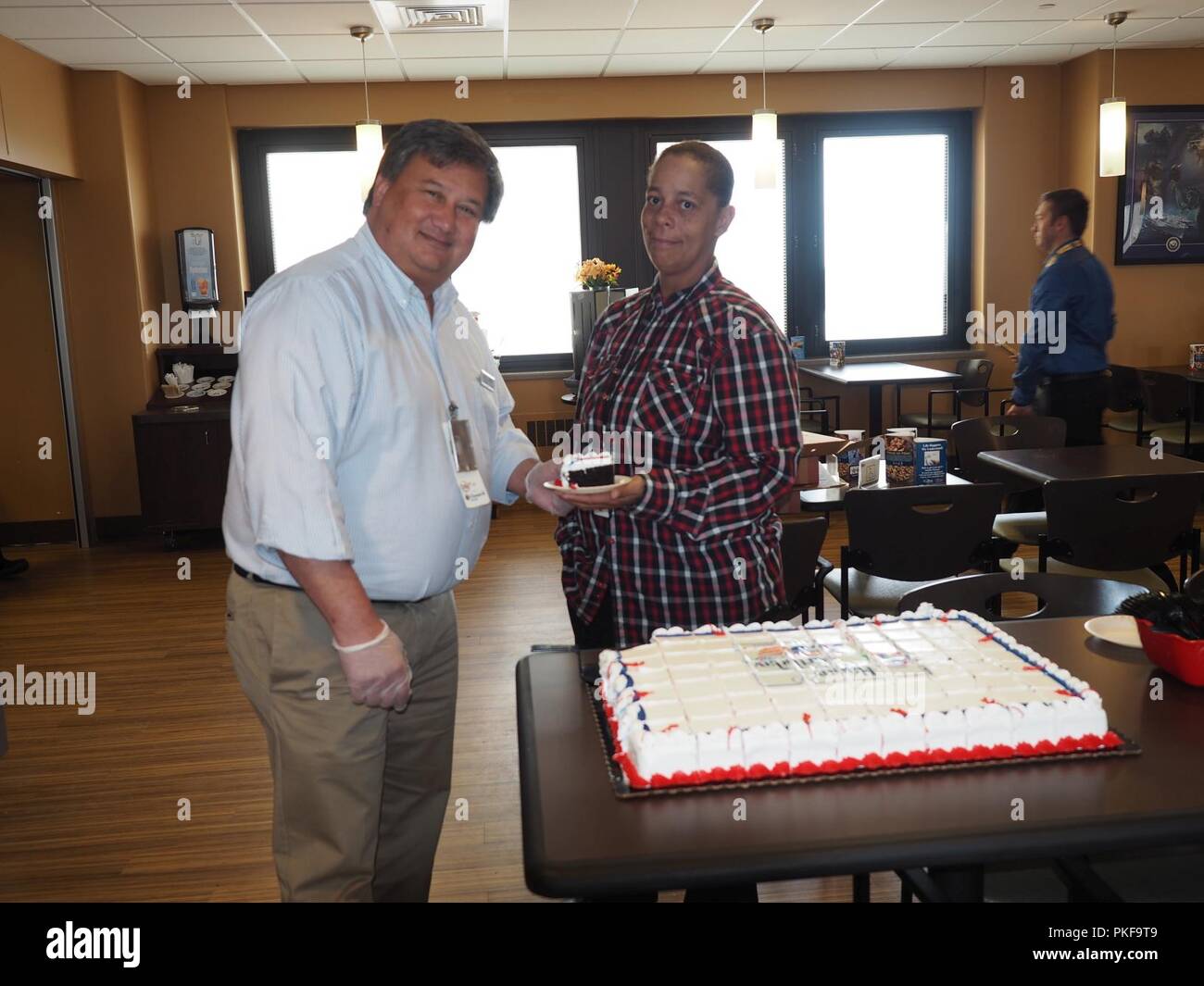 Anciens Combattants Canteen Service Manager A L Omaha Vamc Tom Ereth Fournit La Premiere Tranche De Gateau D Anniversaire Pour Le Vcs Adriane Adams L Informatique Clinique Annonce Pac Photo Stock Alamy
