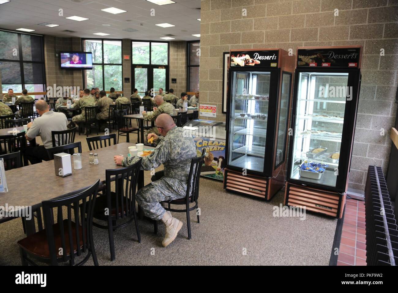 Les membres de profiter d'un déjeuner dans la salle à manger dans le bâtiment 50 le 3 août 2018, à Fort McCoy, Wisconsin chaque fois un grand exercice comme un exercice d'entraînement de soutien au combat a lieu à Fort McCoy, des milliers de troupes ont besoin d'être nourris. L'installation des services de restauration de l'équipe veille à ce que le besoin est toujours atteinte. Cette équipe comprend le Bureau de gestion du programme alimentaire et la gestion de l'offre de séjour avec l'Office de Fort McCoy Centre de préparation logistique ; la totalité des services alimentaires Inc. ; et l'entrepreneur DCT fournisseurs de produits alimentaires, tels que Sysco Foods de Baraboo, Wisconsin Banque D'Images