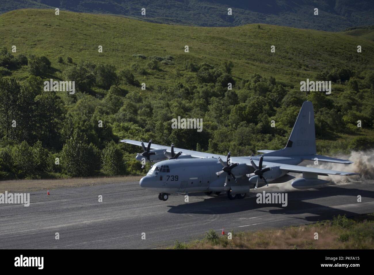 Le colonel Charles Moïse, le commandant du Groupe aérien maritime 41, 4e Escadre Un avion Marine terres C-130 sur la nouvelle piste pour la première fois au cours de préparation à l'innovante Vieux Port, de l'Alaska, le 7 août 2018. Cette année marque l'achèvement de l'extension de 2 000 pieds de piste du vieux port. Banque D'Images