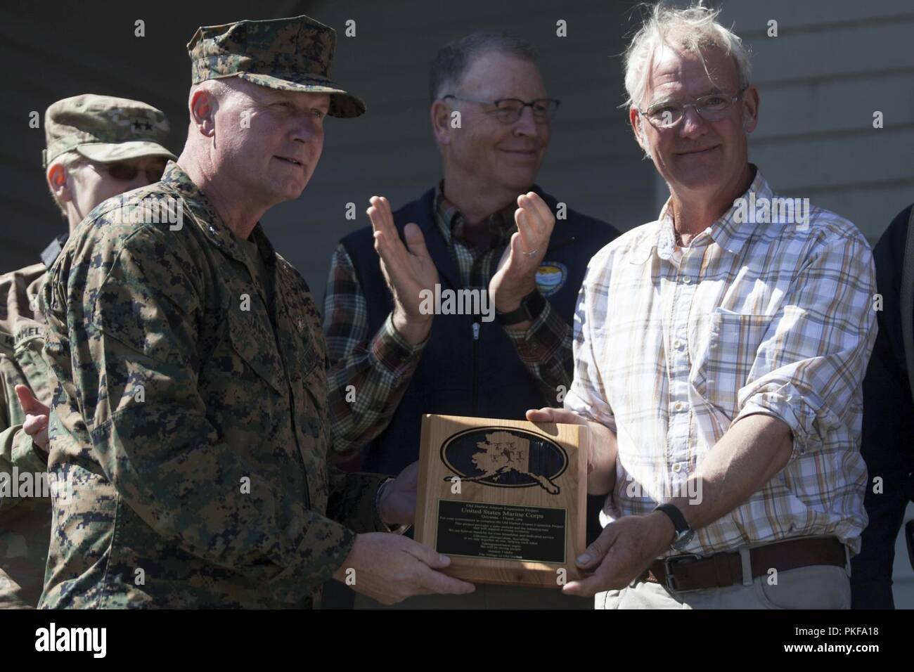 Le maire de Vieux Port, Rick Berns remet une plaque au brig. Le général Bradley S. James, général commandant de l'aile Marine, à l'ancienne école du port le 7 août 2018. La plaque a été décerné à Maritime Forces réserver pour les remercier pour leur engagement et leur dévouement lors de la construction de l'extension de la piste dans le cadre de la préparation au Vieux Port novateurs, en Alaska. Banque D'Images