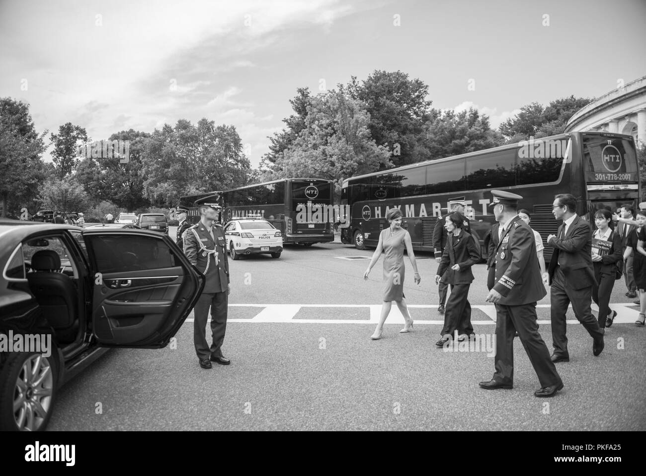 Katharine Kelley (centre), surintendant, le Cimetière National d'Arlington, promenades Corée du ministre des Anciens Combattants et patriotes Pi Woo-Jin (centre droit) et de la Corée du Sud Sous-ministre de la Défense nationale Lee Nam-Woo (à droite) pour leur voiture à la fin de leur visite au cimetière national d'Arlington, Arlington, Virginie, le 8 août 2018. Pi et Lee a déposé une couronne sur la Tombe du Soldat inconnu et visité l'Amphithéâtre Memorial avec affichage dans le cadre de leur visite à l'ANC. Les deux étaient à Washington, D.C. pour participer à la défense POW/MIA Agence Comptable (DPAA) Documents Rapport annuel du gouvernement Banque D'Images