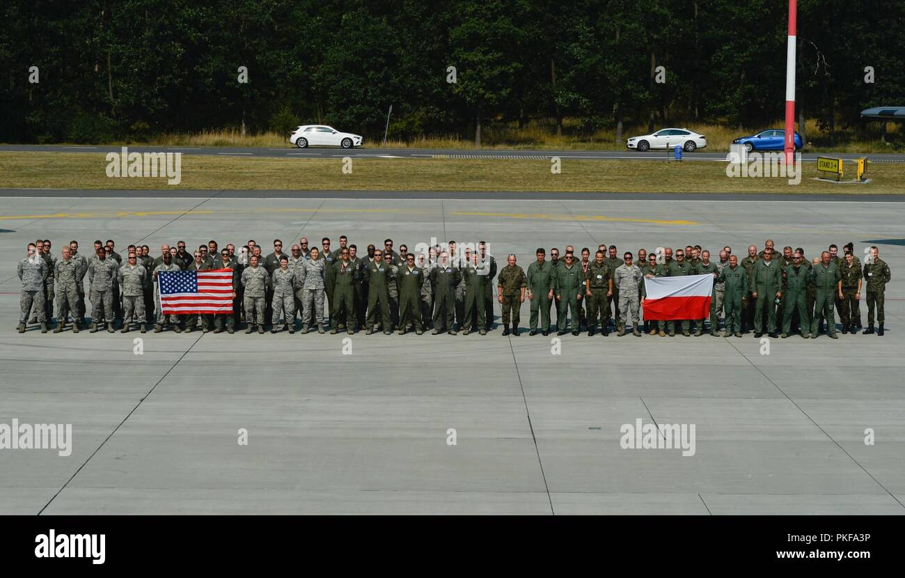 États-unis et les membres de la Force aérienne polonaise posent pour une photo de groupe sur la base aérienne de Powidz, Pologne, Août 9, 2018 Banque D'Images