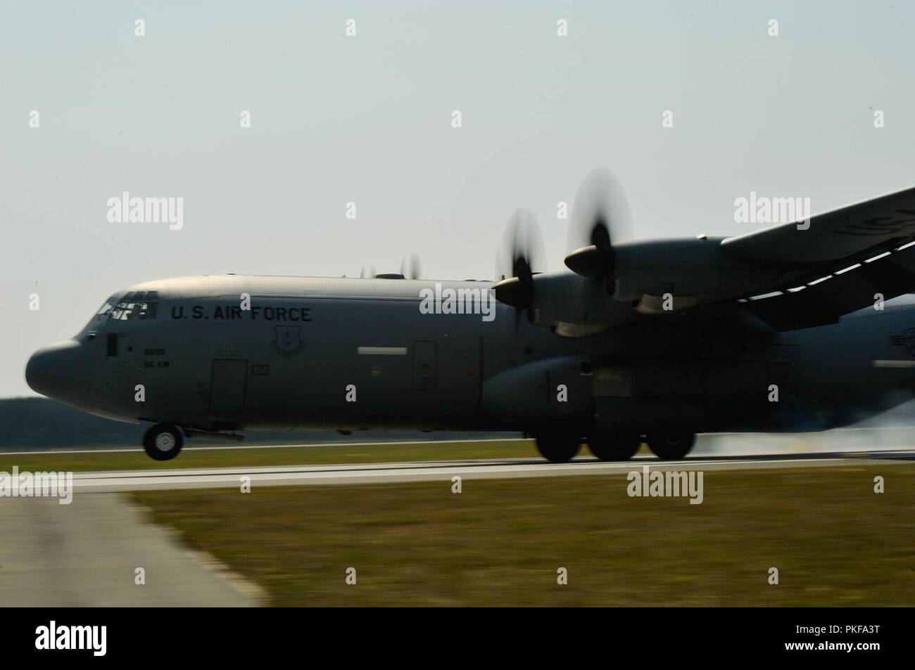 Un U.S. Air Force C-130J Super Hercules affecté à la 37e Escadron de transport aérien atterrit sur la base aérienne de Powidz, Pologne, 9 août, 2018. Les aviateurs et les aéronefs affectés à la 37e Escadron de transport aérien bilatéral conduite d'exercices de formation en Pologne chaque année. Banque D'Images