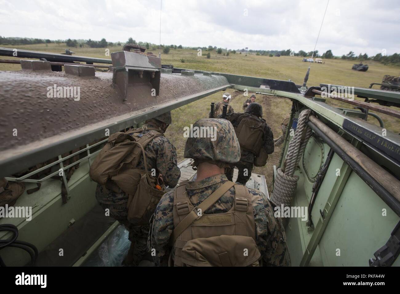 Les Marines de la Compagnie India, 3e Bataillon, 25e Régiment de Marines, se précipiter d'un véhicule d'assaut amphibie lors d'une attaque mécanisée éventail au Camp Grayling, Mich., Août 9, 2018. Camp de l'Arctique, le plus grand centre de la Garde nationale dans le pays couvrant 147 000 hectares, offre de nombreuses grosses pièces d'artillerie, de mortiers, de chars et les cours de manœuvre. Banque D'Images