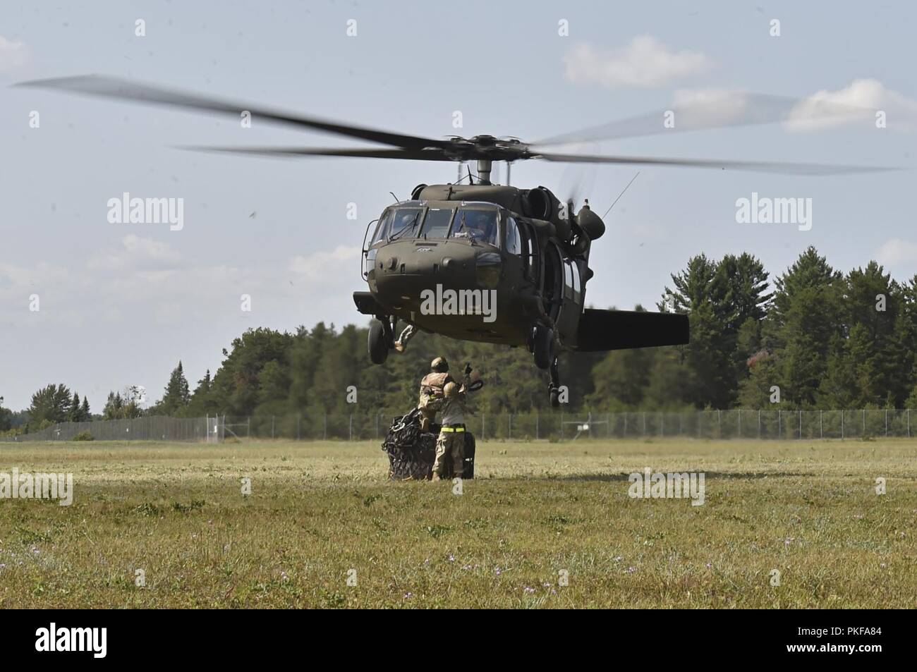 Réponse d'aviateurs, affecté à la 621e réponse d'aile de Travis Air Force Base, en Californie, s'assurent une cargaison à un hélicoptère Blackhawk UH-60 lors de l'exercice Northern Strike à Alpena préparation au combat au Centre, Michigan, le 8 août. Northern Strike est un solide exercice de préparation militaire coordonnée par le Michigan Army National Guard qui propose des multi-nationales et militaires travaillent ensemble pour l'intégration de la force totale. Banque D'Images