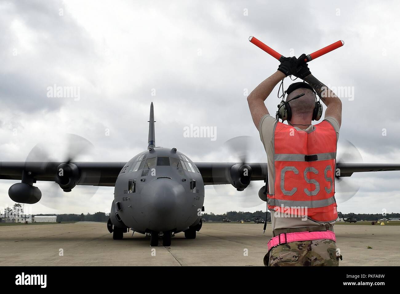 Le s.. Benjamin Stover, 821e Escadron de soutien de plan d'intervention, un chef d'équipe marshals C-130H Hercules, lors de l'exercice Northern Strike de Grayling Army Airfield, Michigan, le 9 août dernier. Northern Strike est un solide exercice de préparation militaire coordonnée par le Michigan Army National Guard qui propose des multi-nationales et militaires travaillent ensemble pour l'intégration de la force totale. Banque D'Images