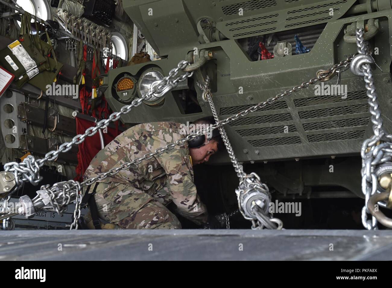 Navigant de première classe Blythe Ignacio, 821e Escadron de soutien de réponse d'urgence, porter l'antenne fixe une armée M142 Système de roquettes d'artillerie à grande mobilité sur un avion Hercules C-130H, lors de l'exercice Northern Strike de Grayling Army Airfield, Michigan, le 8 août. Northern Strike est un solide exercice de préparation militaire coordonnée par le Michigan Army National Guard qui propose des multi-nationales et militaires travaillent ensemble pour l'intégration de la force totale. Banque D'Images